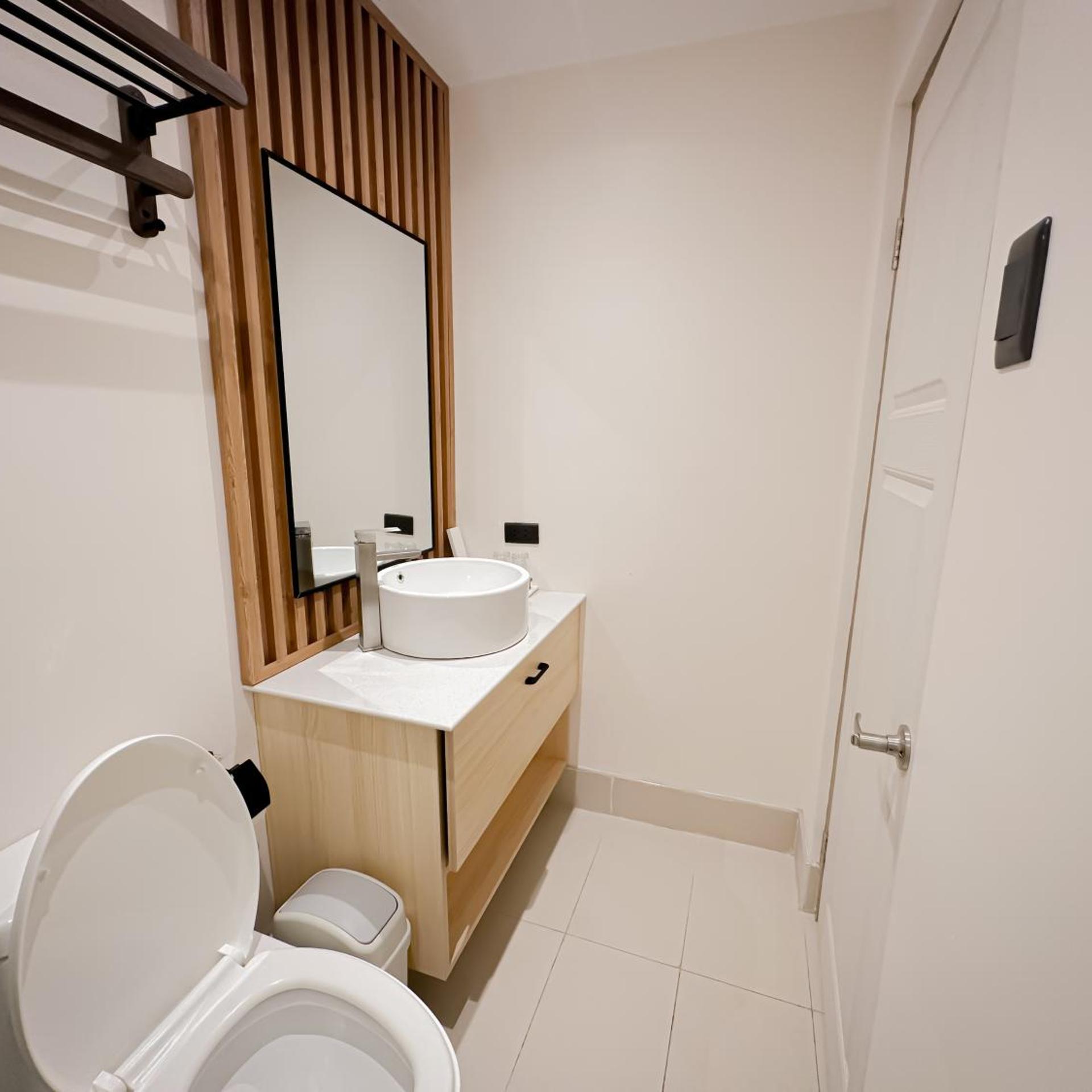 Leux Hotel 32/40
