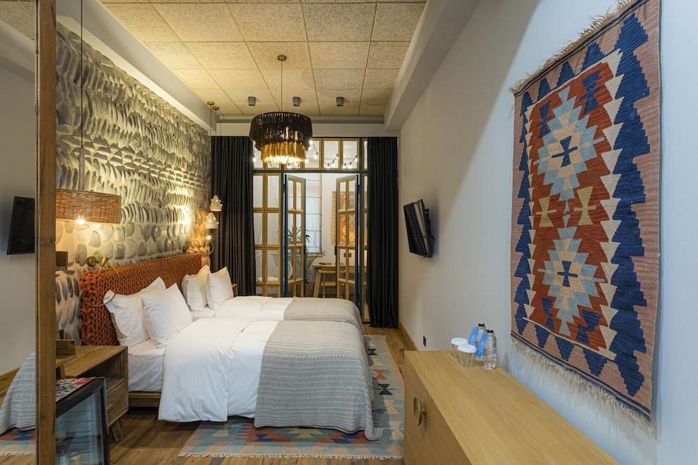 DELUXE, DOUBLE OR TWIN BED