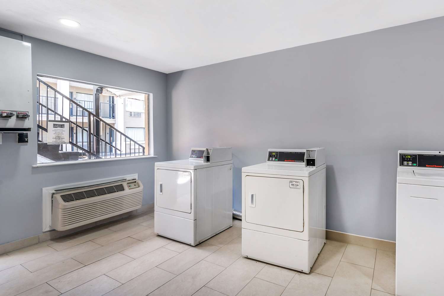 Econo Lodge Inn & Suites Virginia Beach - Norfolk 12/15