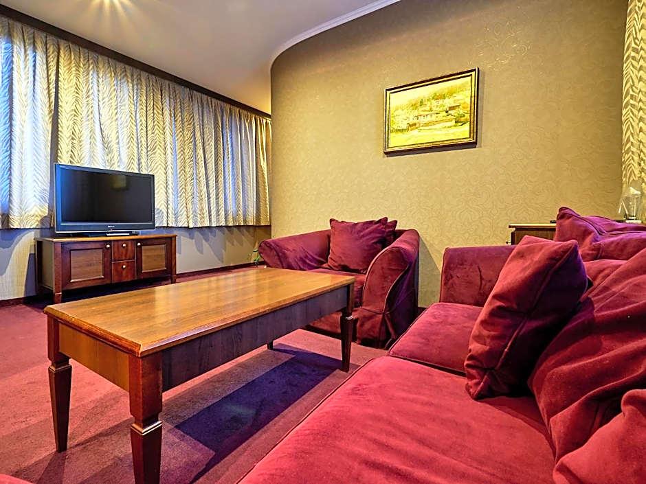 Yantra Grand Hotel 35/57