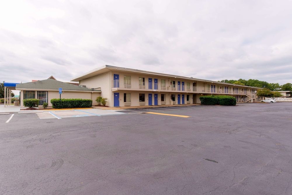 Travelodge by Wyndham Norfolk Airport 35/48