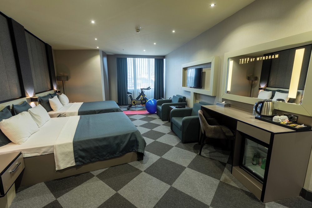 غرفة سوبيريور بسرير كينج وسرير فردي، Tryp By Wyndham Istanbul Sancaktepe 5/10