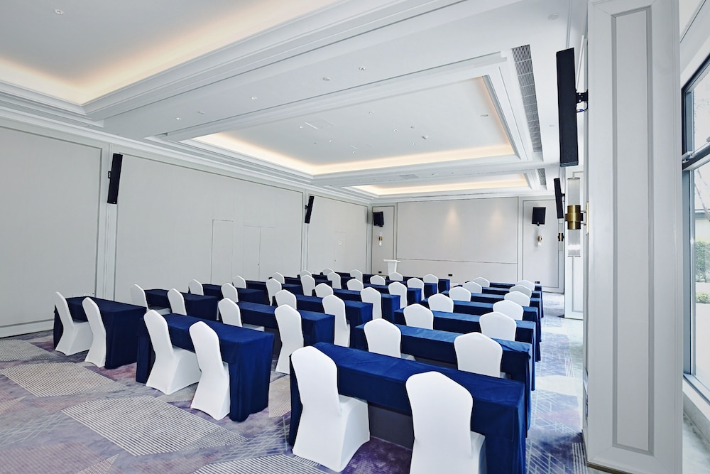 Mercure Xichang Qionghai Wetland 27/32