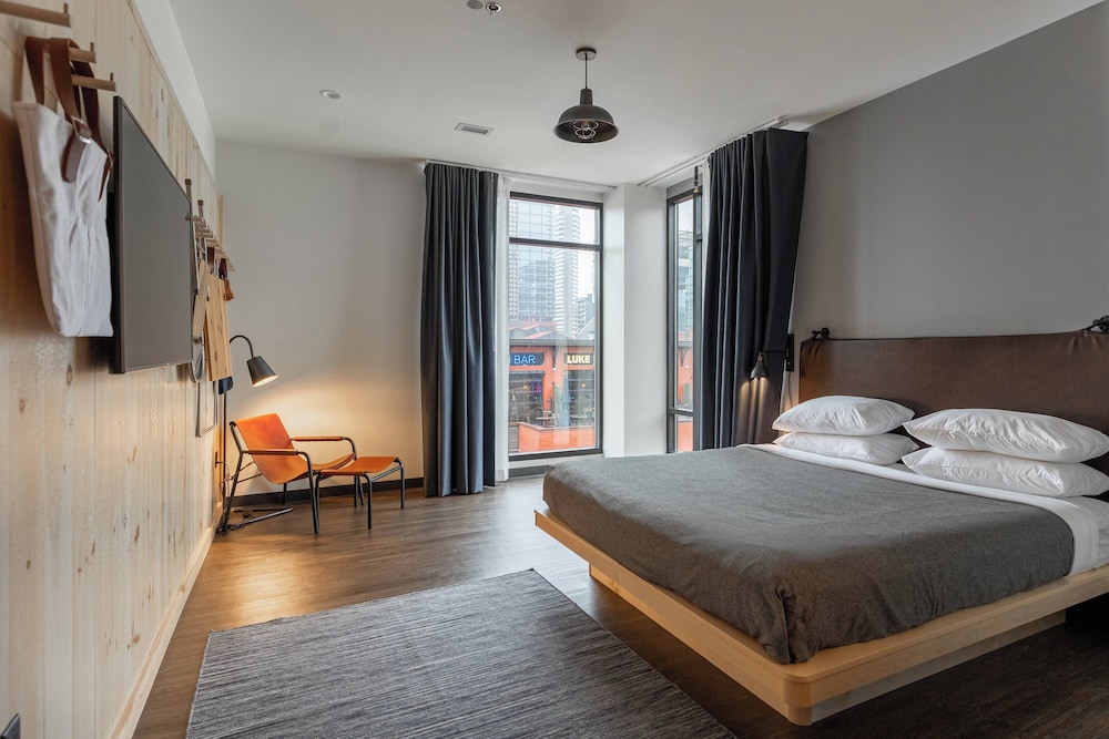 Room, King Bed, Street View, Accessible