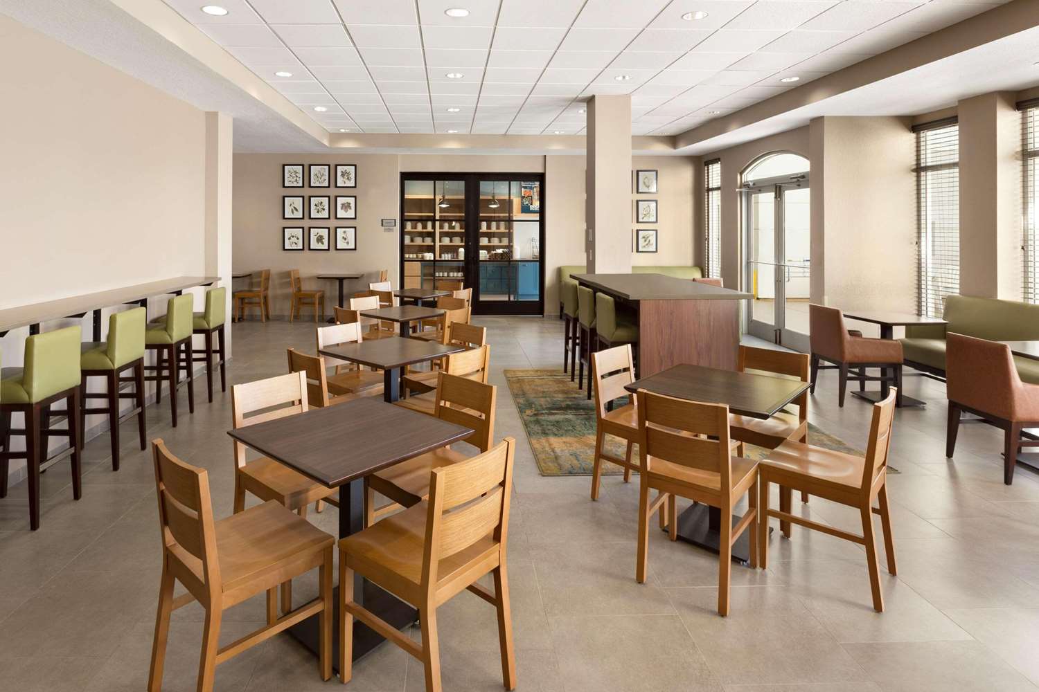 Country Inn & Suites by Radisson, Port Canaveral, FL 28/34