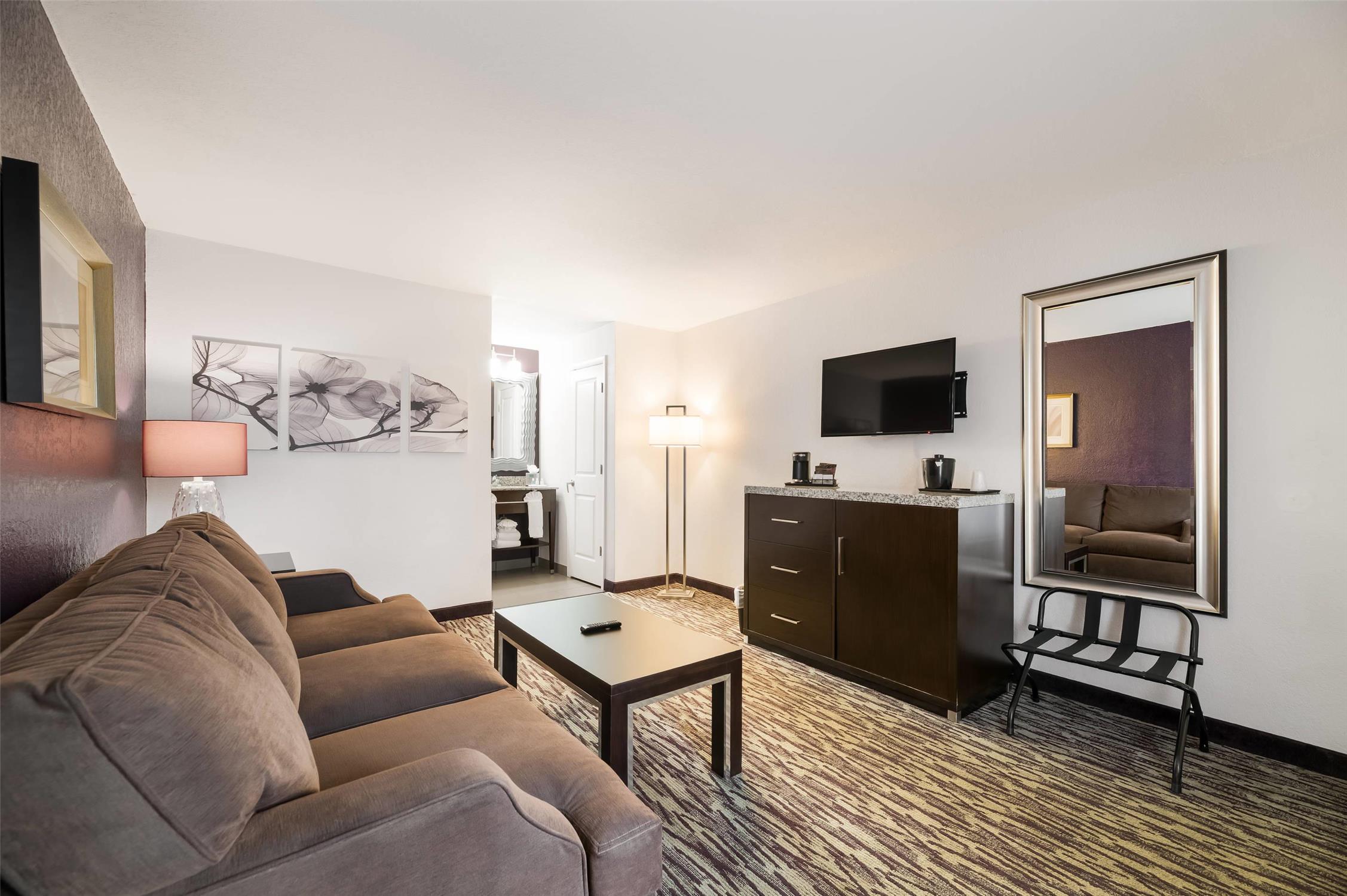 Clarion Inn & Suites Across From Universal Orlando Resort 17/27
