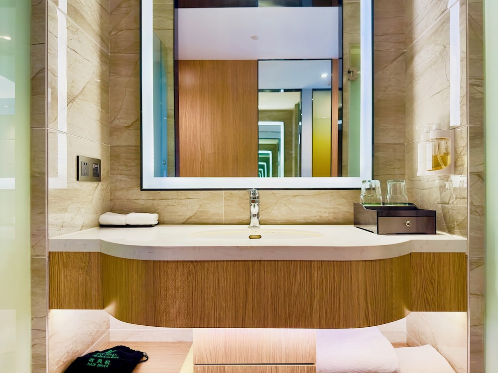 Standard, King Bed, Middle Floor، Holiday Inn Nantong Oasis International 9/10