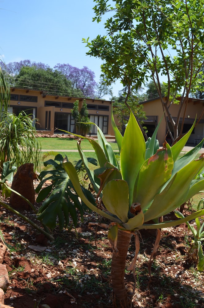 Manor Hills Guest Lodge 36/40