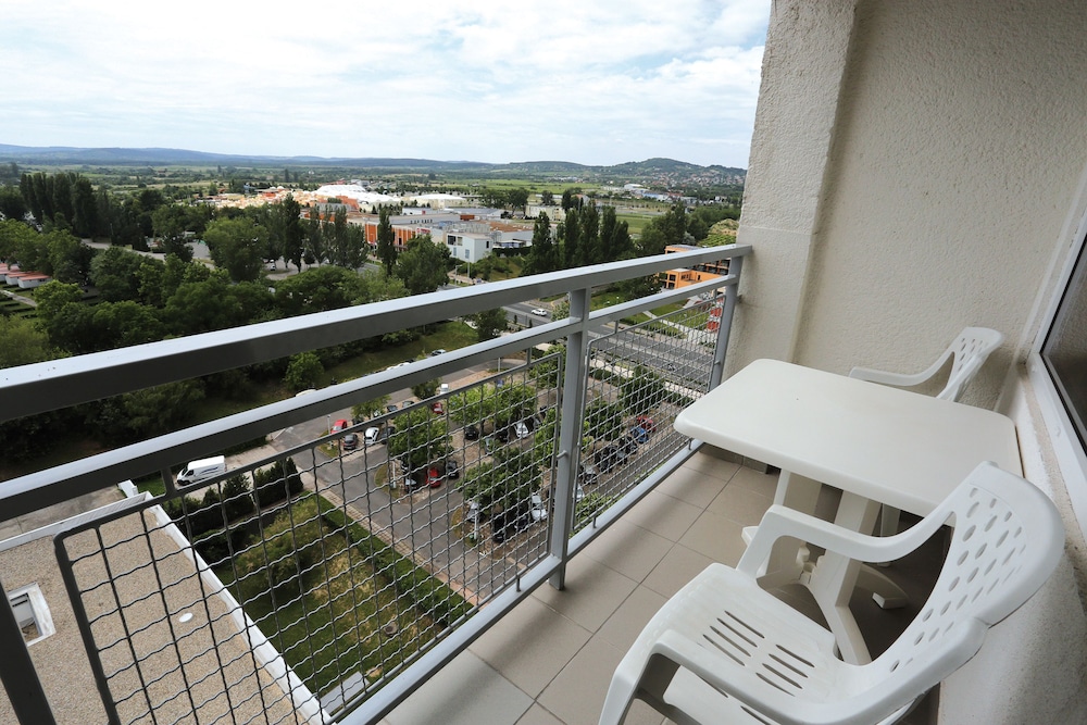 Marina Hotel 5/65