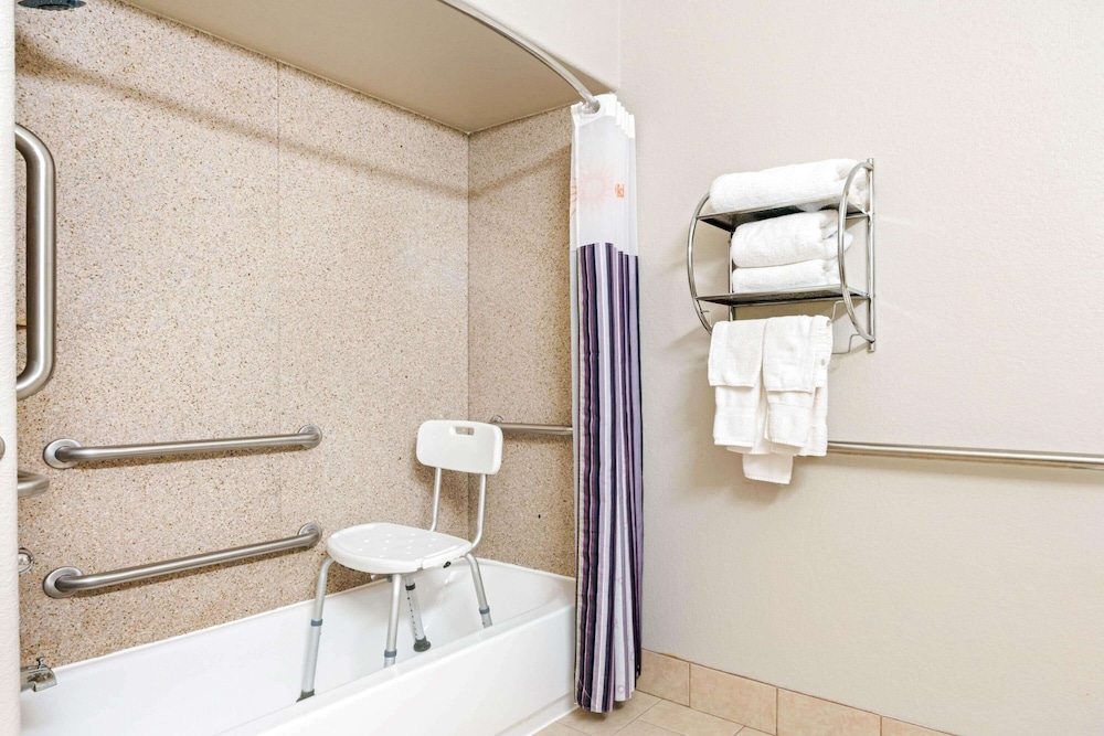 La Quinta Inn & Suites by Wyndham Ada 11/44