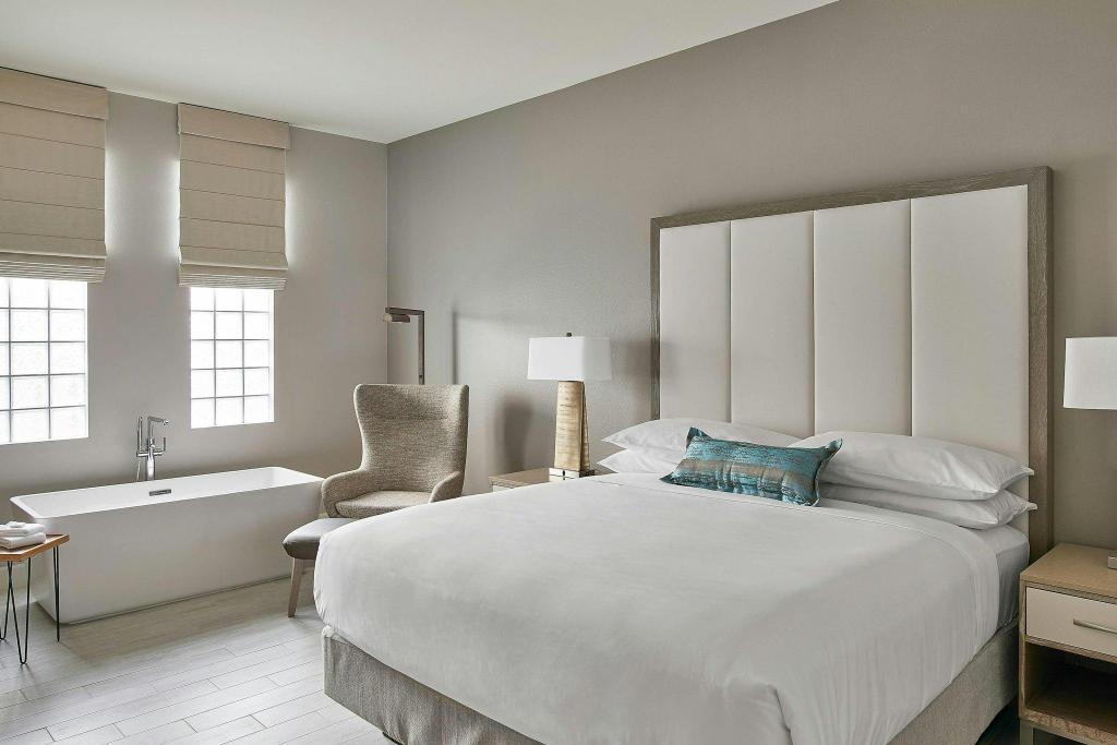 Oasis, Guest Room, King Bed