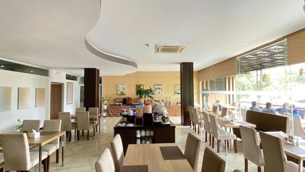 Front One Hotel Airport Solo 41/50