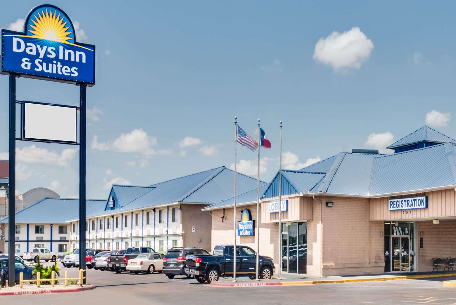 Days Inn & Suites By Wyndham Laredo 18/23