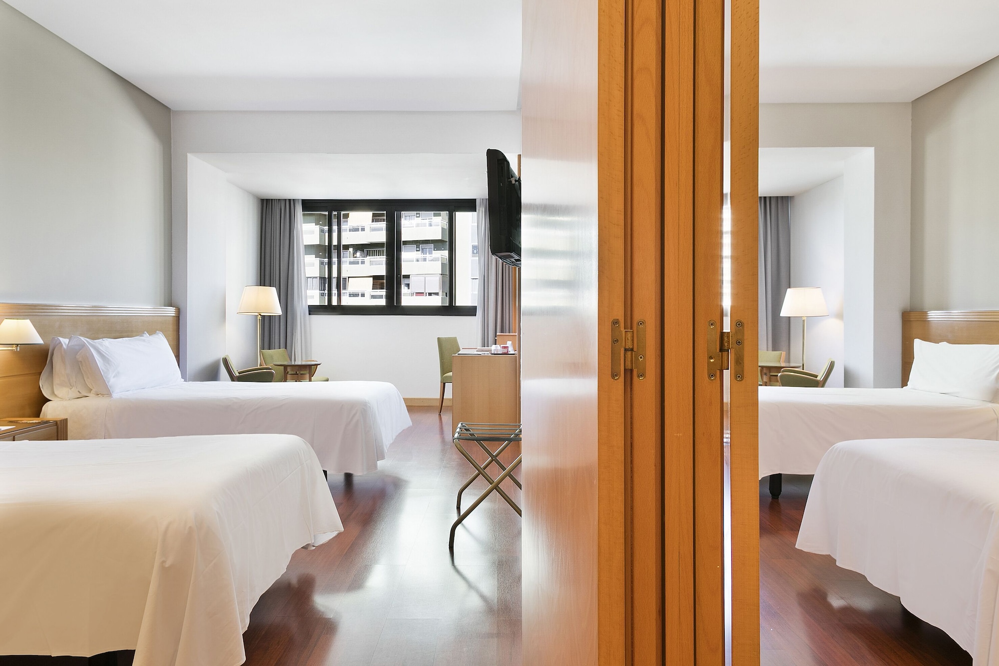 غرفة متصلة عائلية بسرير مزدوج وسريرين منفصلين، Hotel Malaga Alameda Centro Affiliated by Melia 2/5