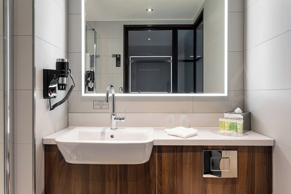 غرفة كومفورت بسرير كينج، Courtyard By Marriott Amsterdam Airport 4/4