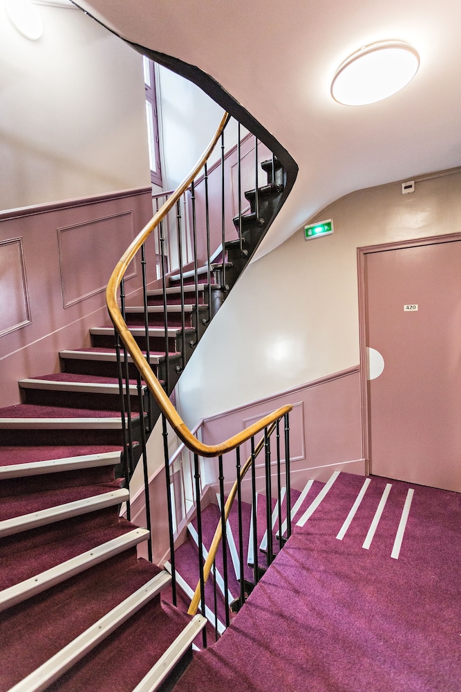 MODERN HOTEL 34/51