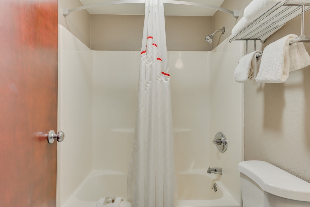 Red Roof Inn & Suites Newport – Middletown, RI 10/44