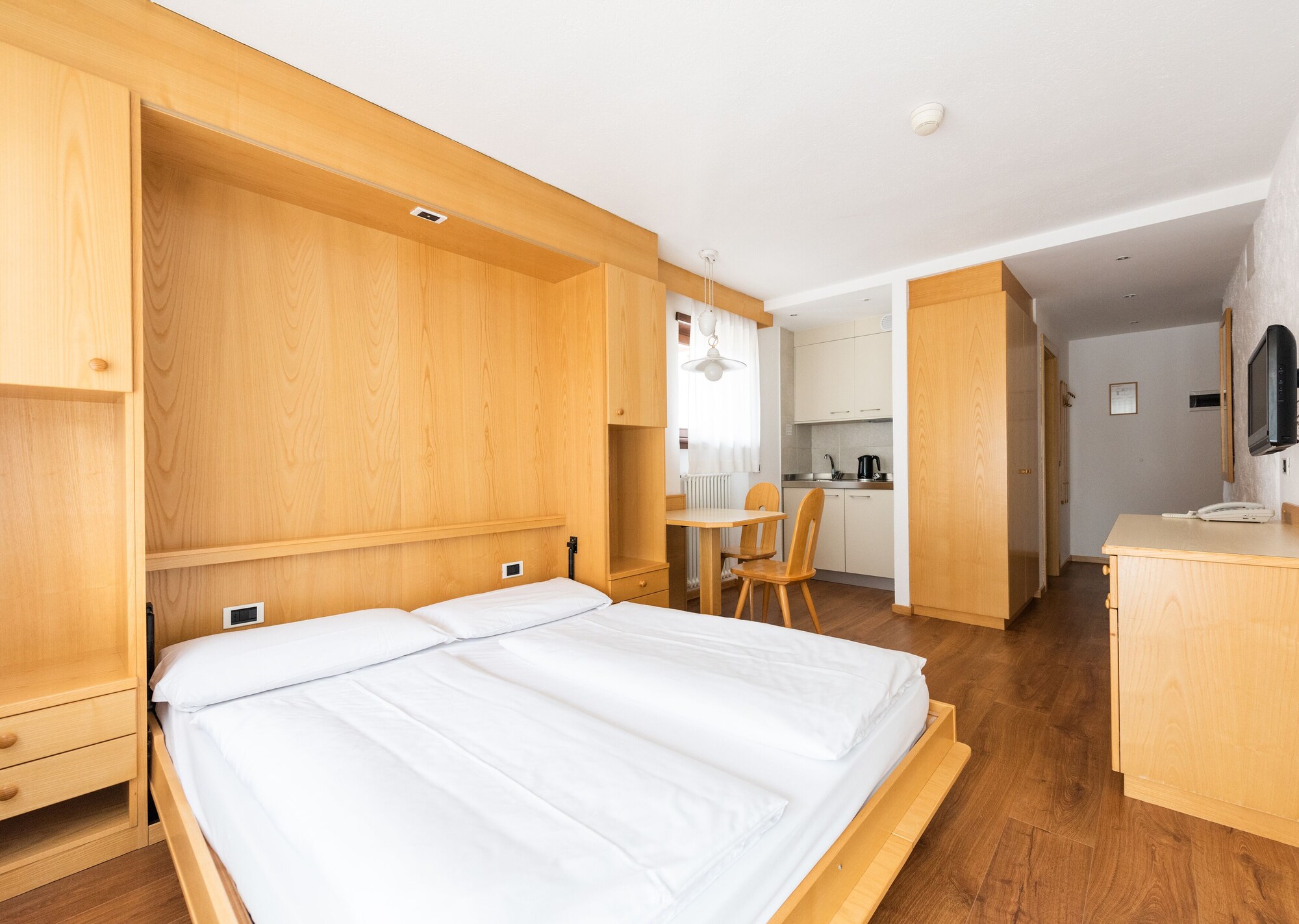 Economy, Studio, Murphy Bed