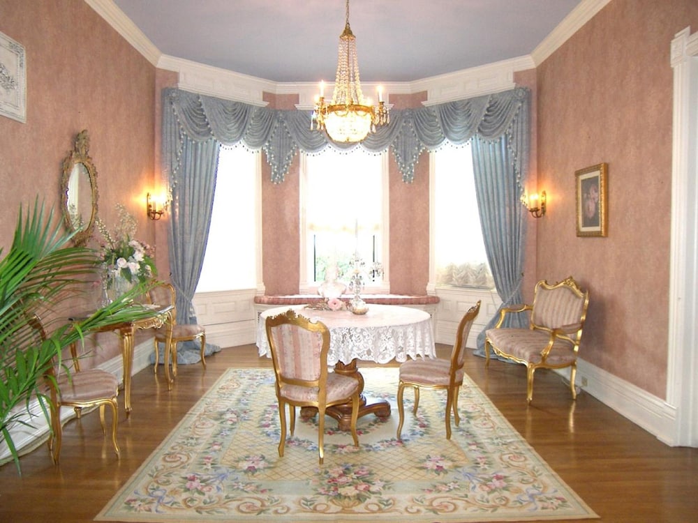 Alexander Mansion Historic Bed and Breakfast 36/48