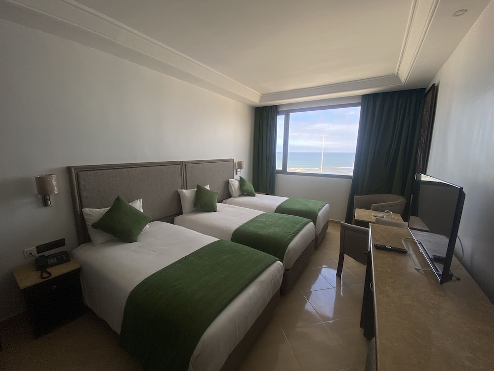 Azur Hotel 10/35