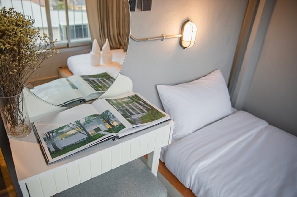 ROOM, TWIN BEDS
