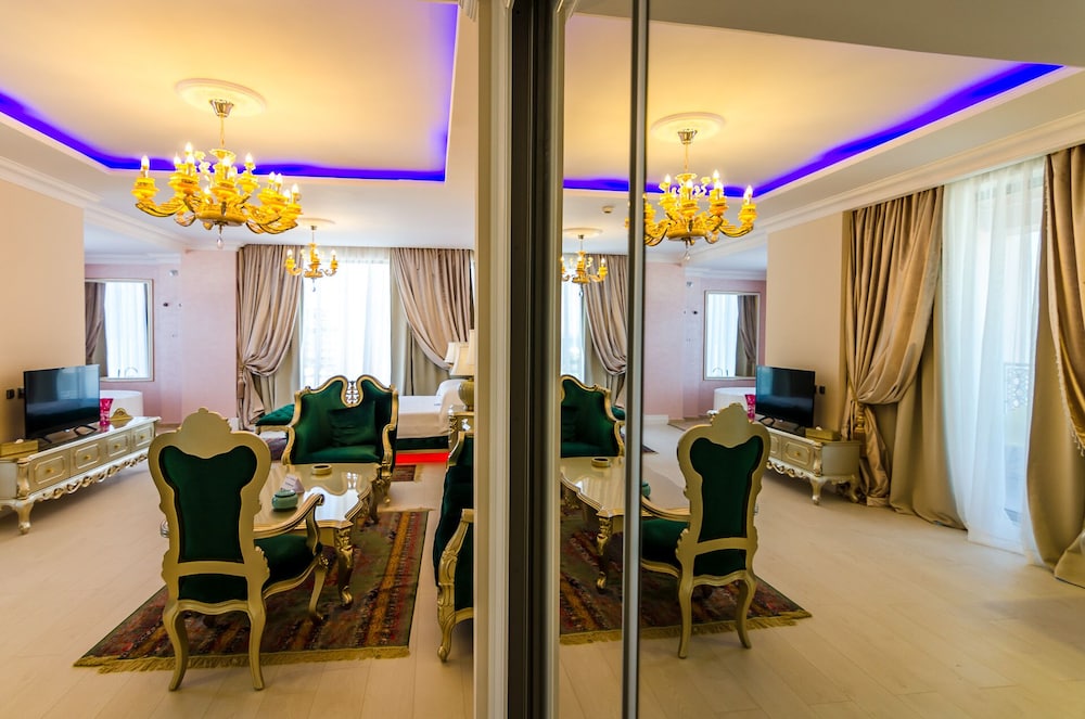 Phoenicia Royal 41/50