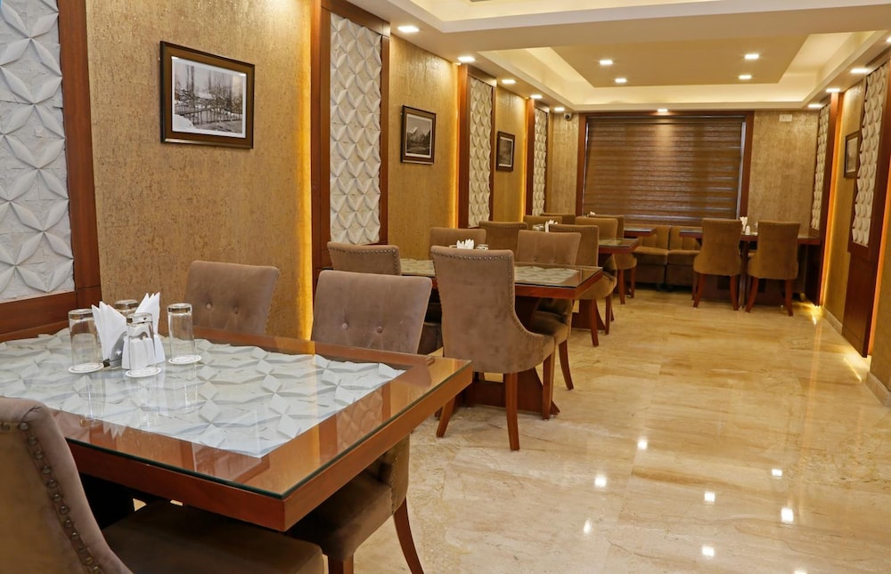 Clarks Inn Srinagar (Ex Hotel Spring Hills) 40/50