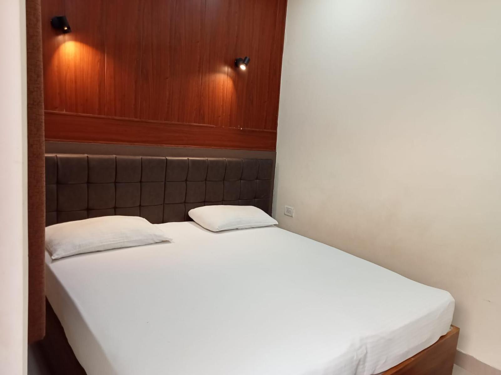 Alka Ac, Shared Bathroom