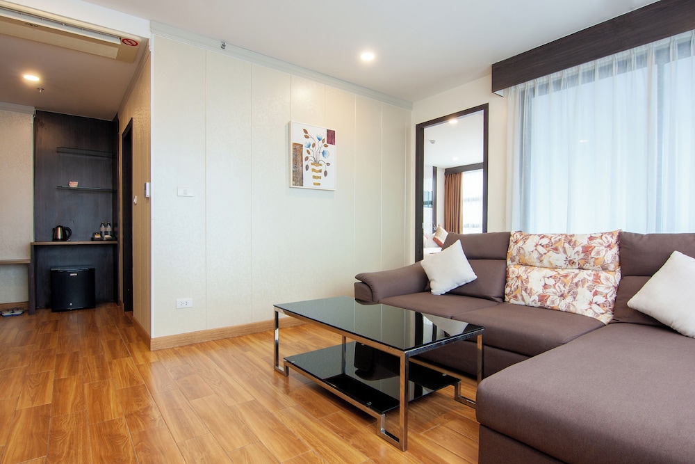 Golden Jomtien Beach Hotel 82/100