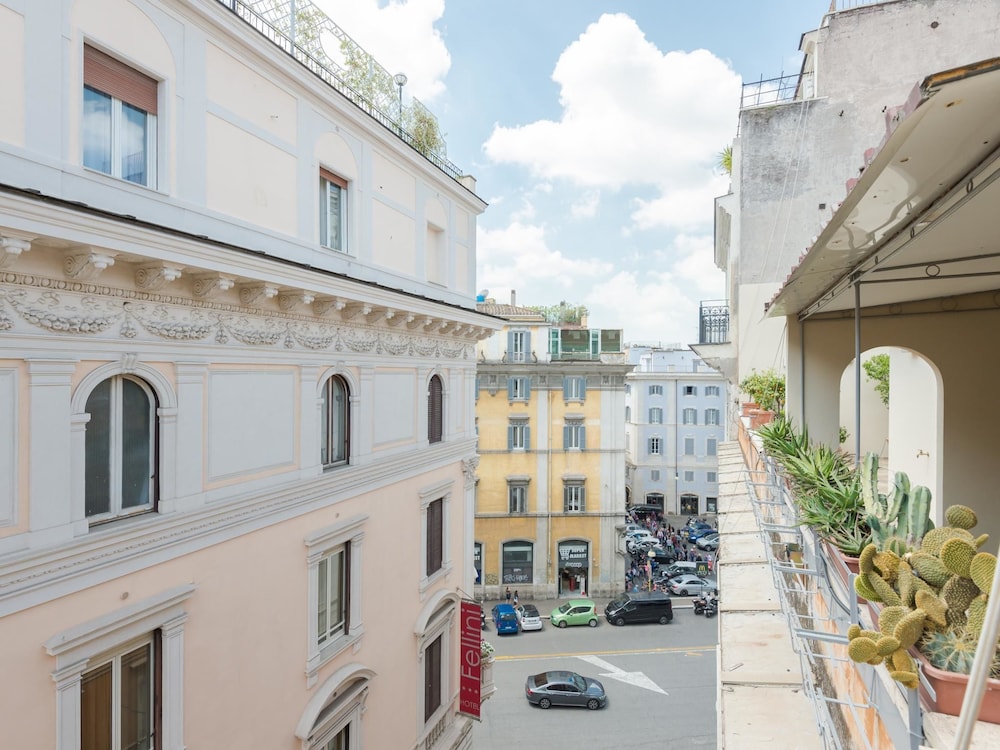 RSH Trevi Fountain Luxury Apartment 3/39