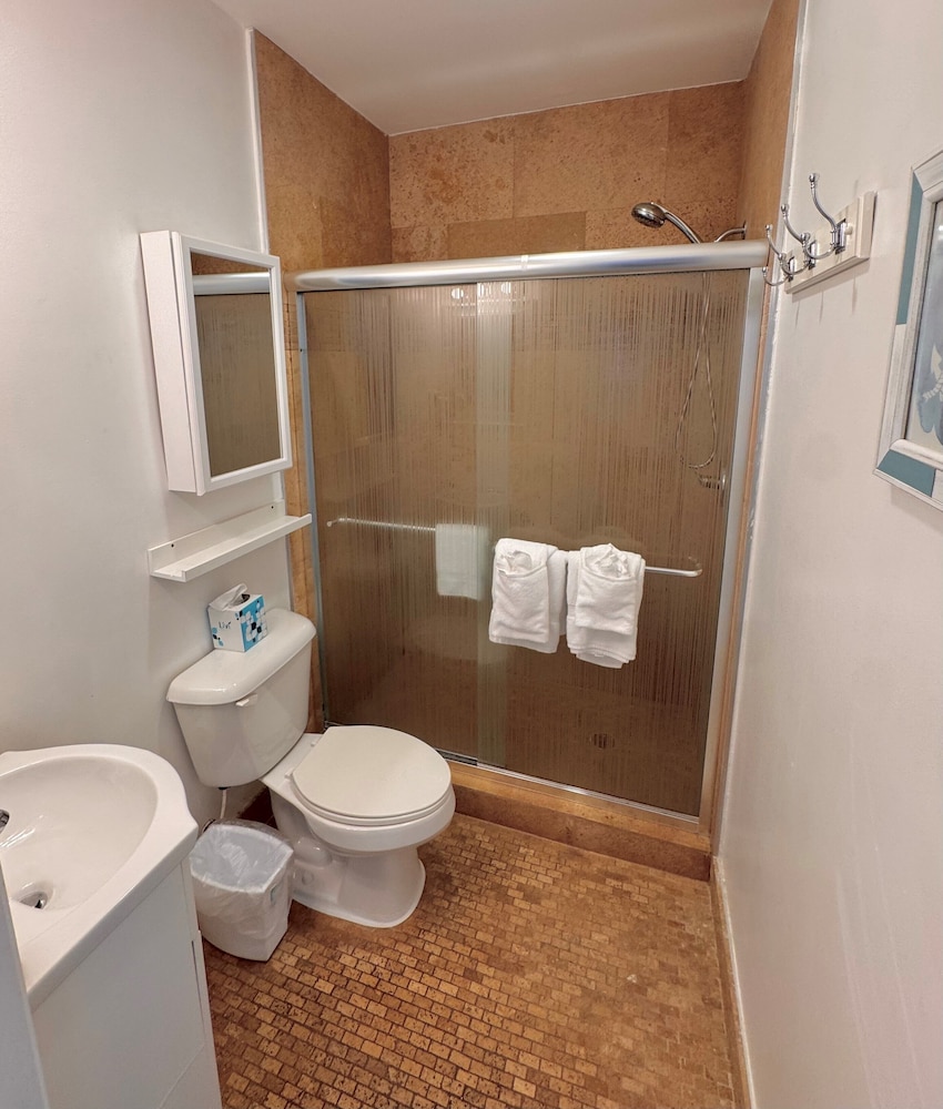 Coral Key Inn 68/71