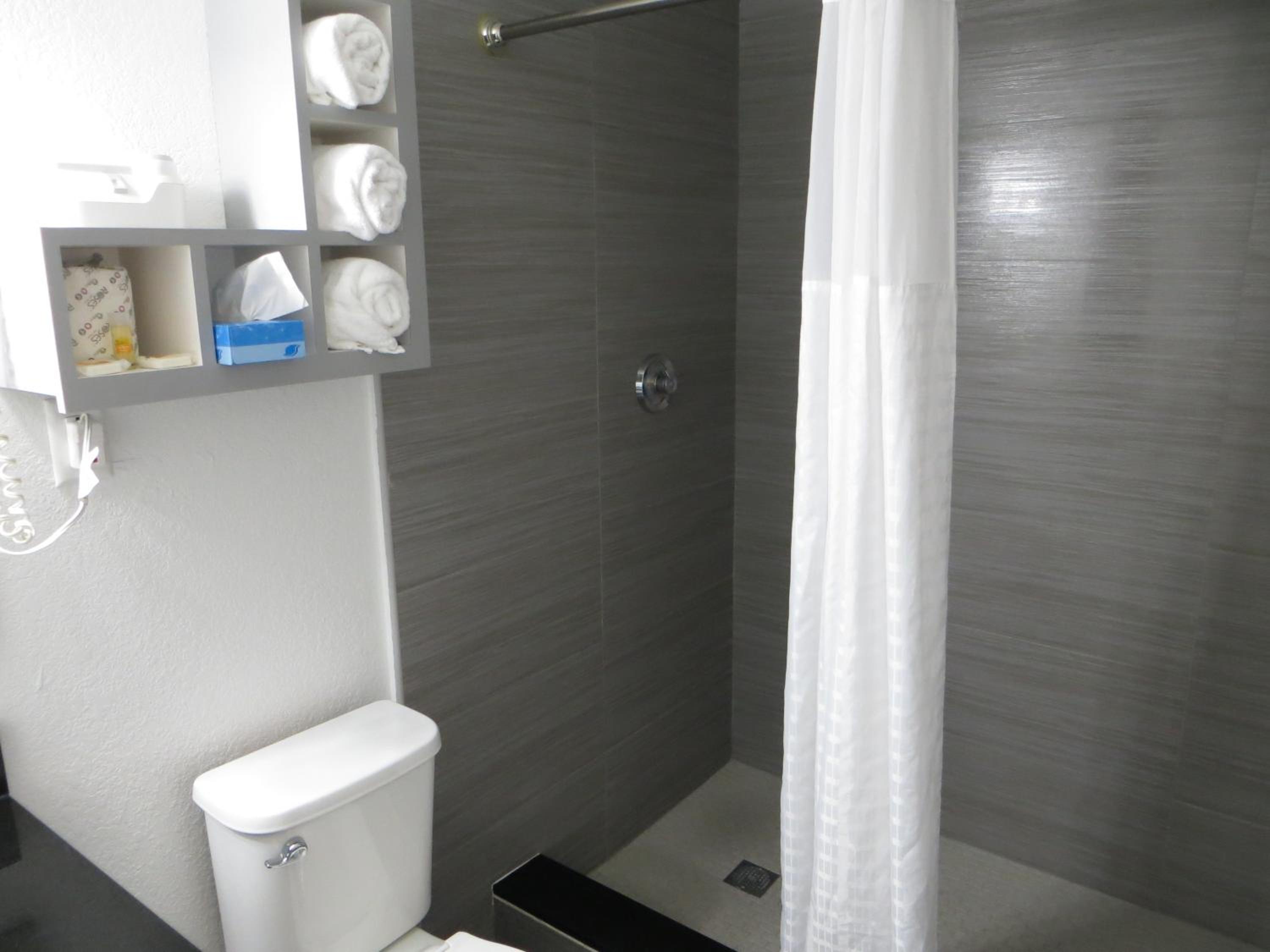 Room, 2 Queen Beds, Arya Blu Inn and Suites (Ex Days Inn Ormond Beach Mainsail Oceanfront) 6/8