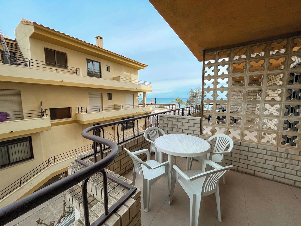APARTAMENTOS BERNAT PIE DE PLAYA 3000 66/68