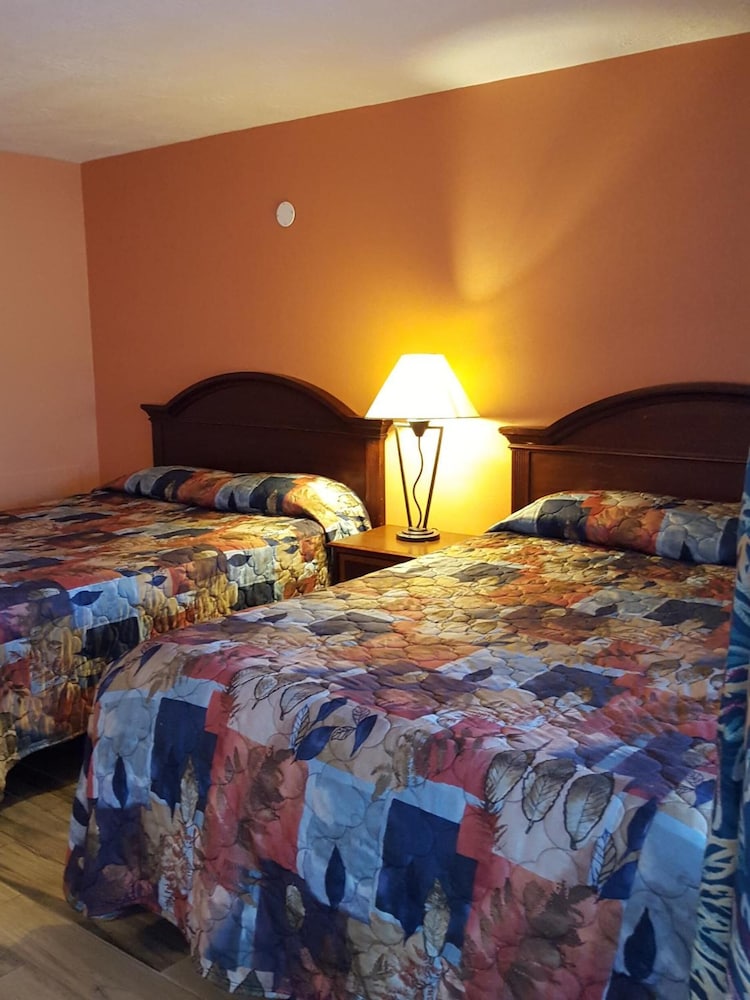 Three Oaks Motel 31/37