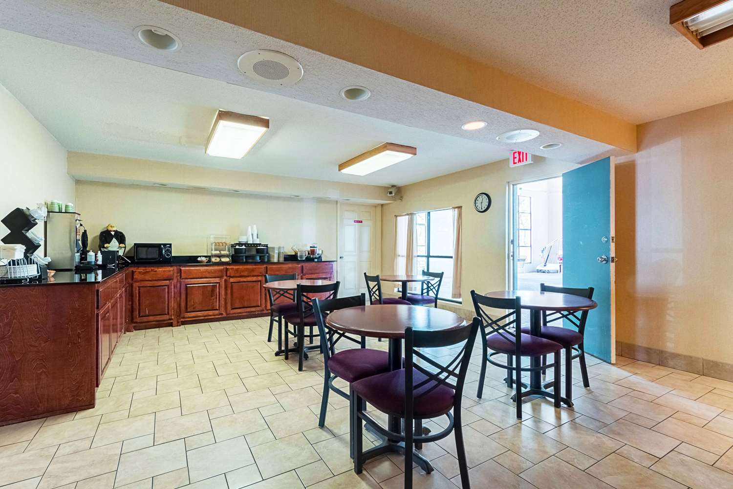 Eco Lodge Inn & Suites Bentonville near I 49 14/17