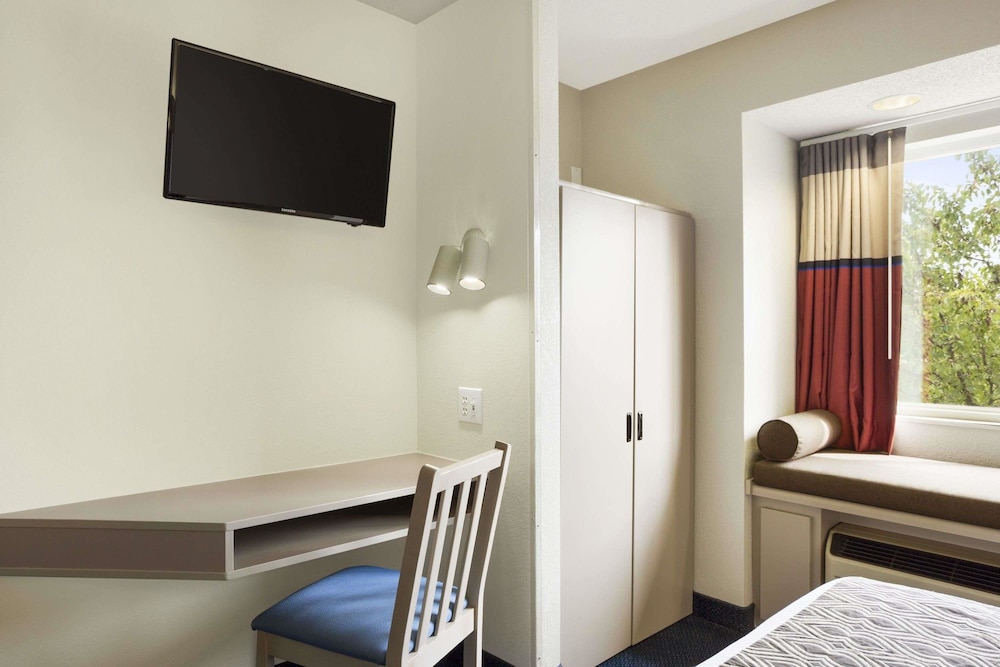 Microtel Inn Louisville East 17/28