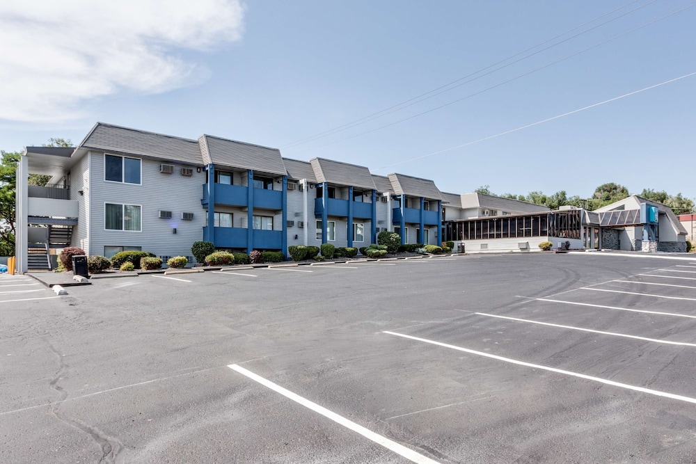 Days Inn & Suites by Wyndham Spokane 21/23