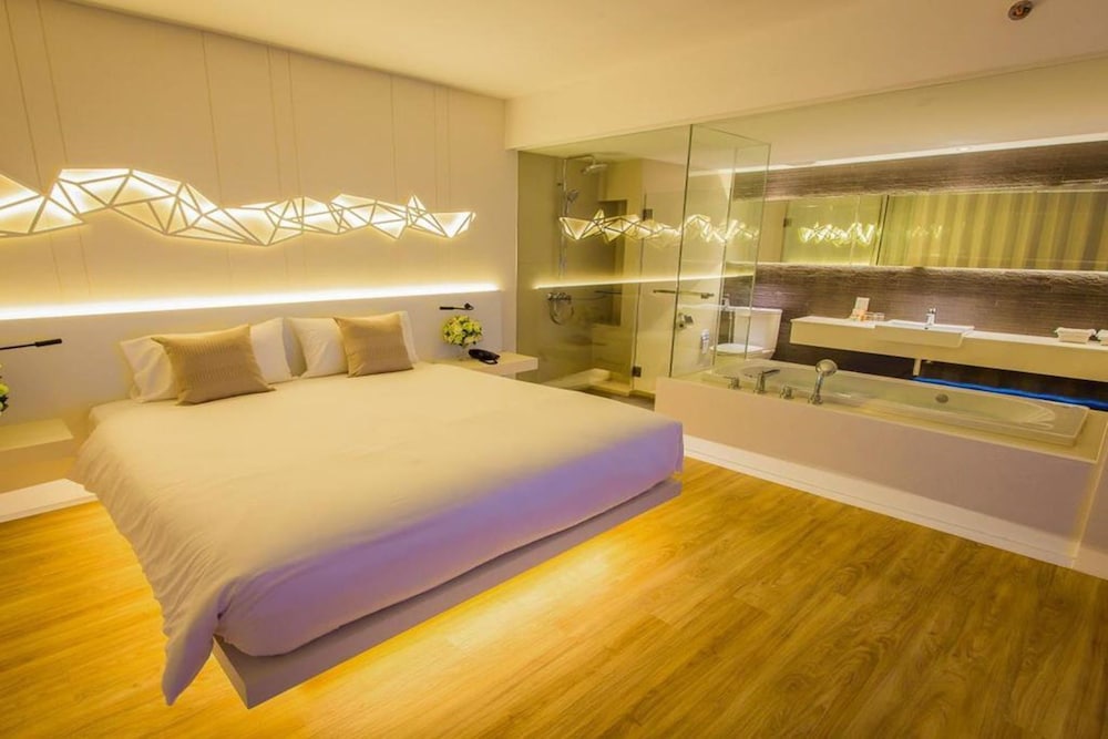 Crystal Hotel Hat Yai 24/54
