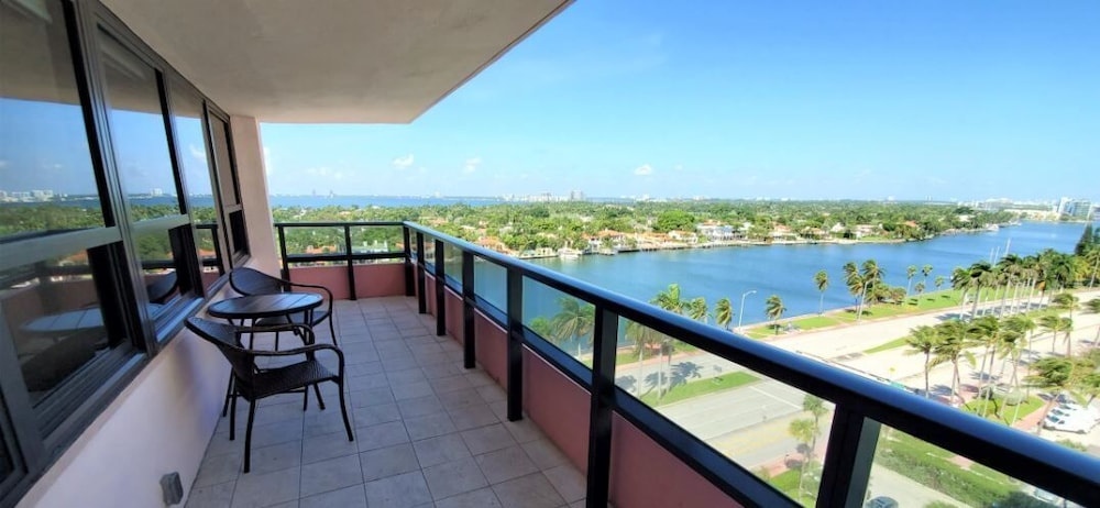 The Alexander All Suite Oceanfront Resort 14/50