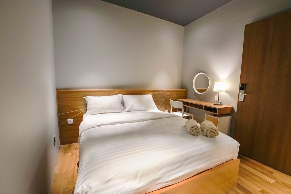 PRIVATE, QUEEN BED
