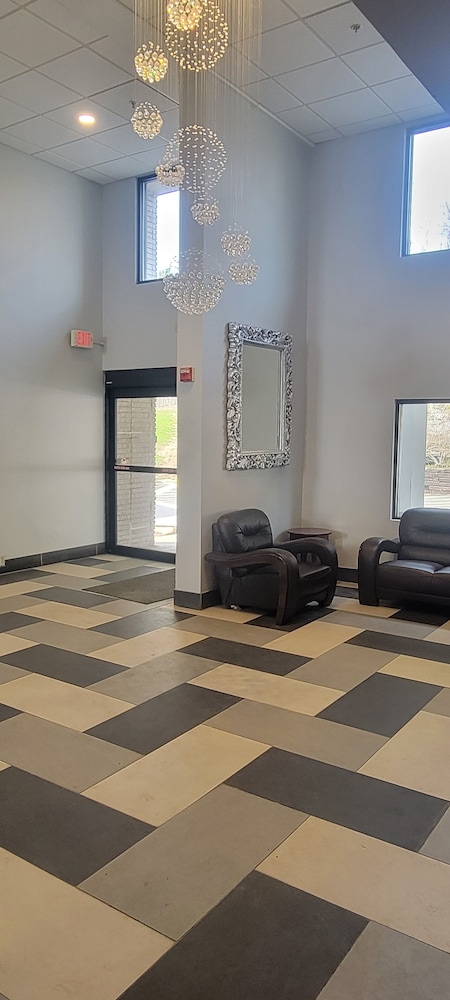 The Royal Inn & Suites 17/17