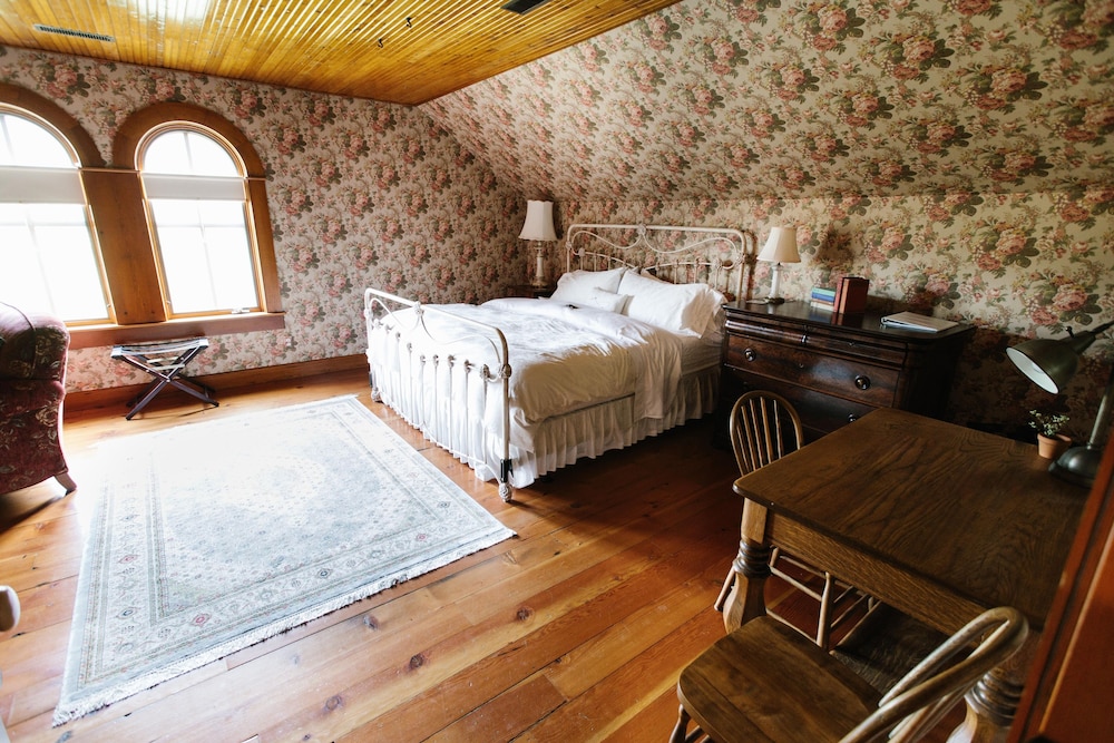 Round Barn Farm B & B Event Center 23/56