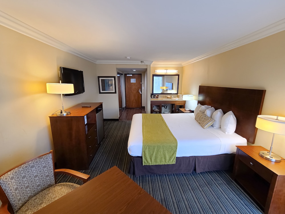 Best Western Huntington Beach 34/65