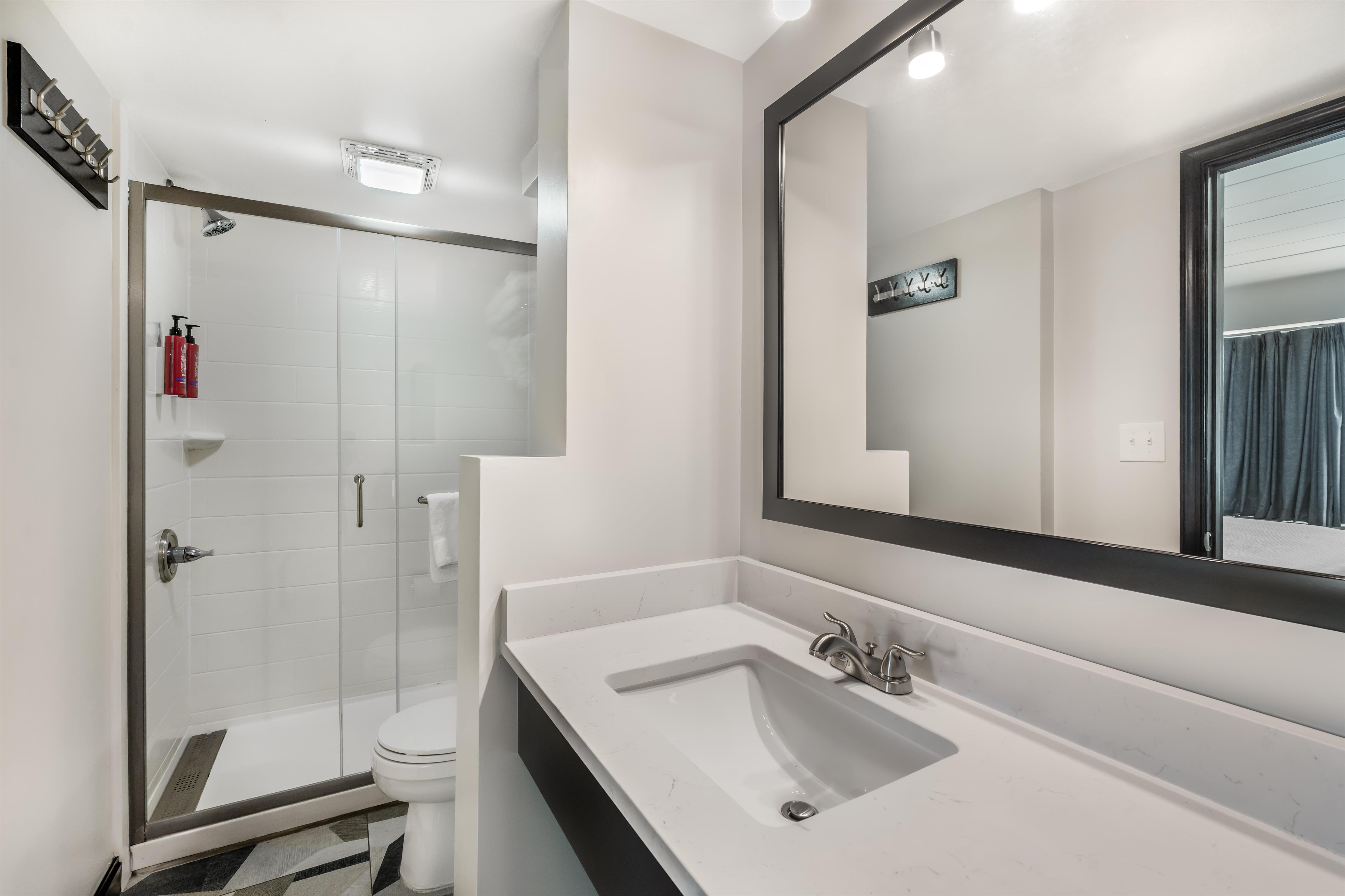 Inner, King Bed، SureStay Hotel by Best Western Virginia Beach Royal Clipper 10/10