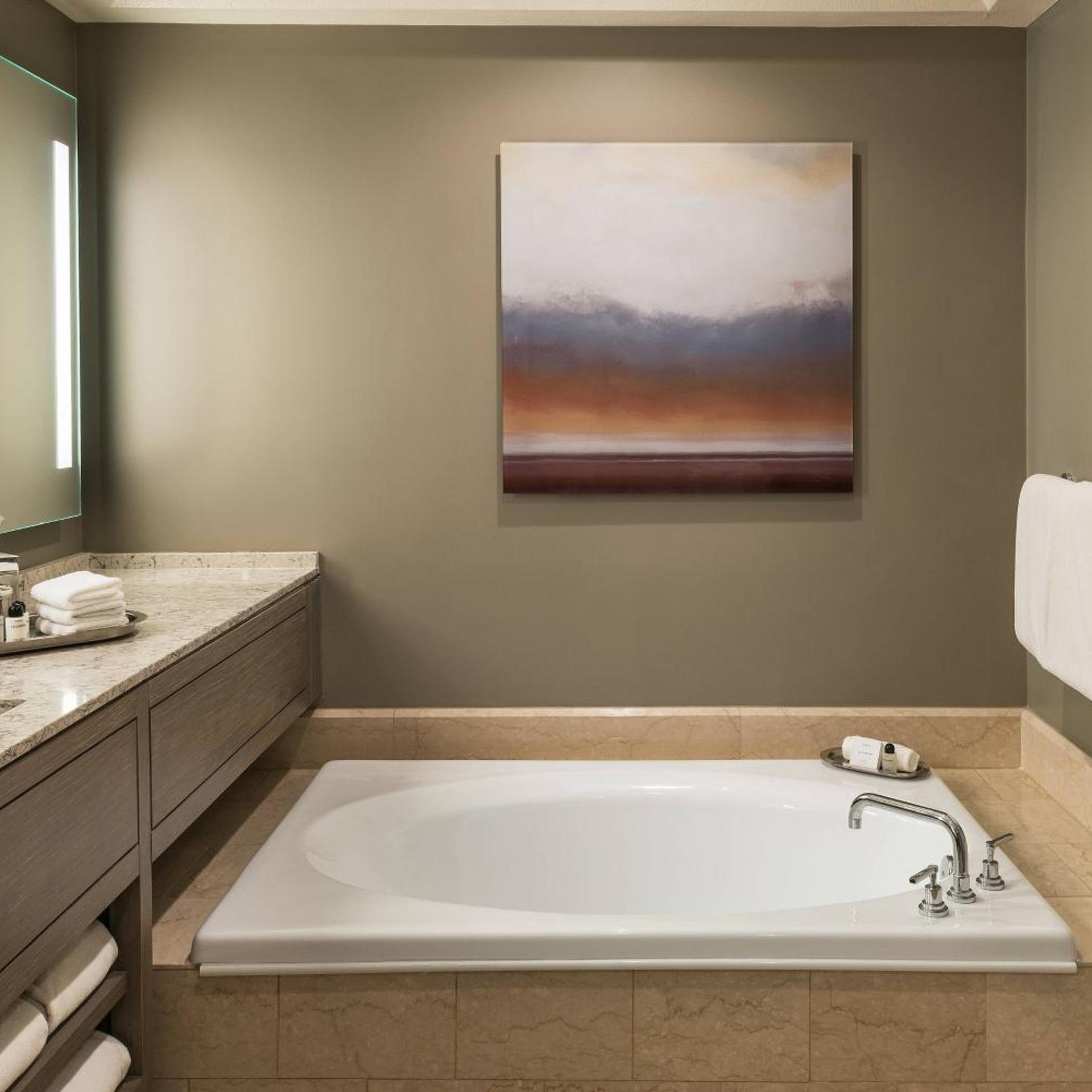 غرفة سوبيريور بسريرين كوين بحوض استحمام لذوي الإعاقة، The Phoenician A Luxury Collection Resort 2/6