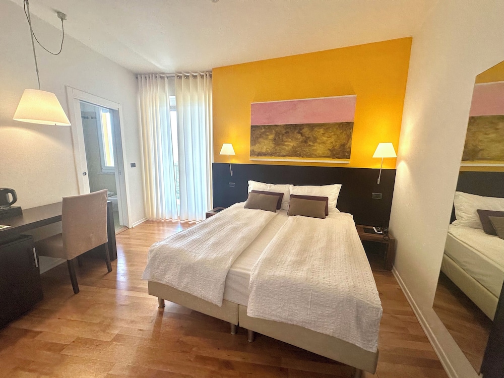 ROOM, DOUBLE BED, LAKE VIEW