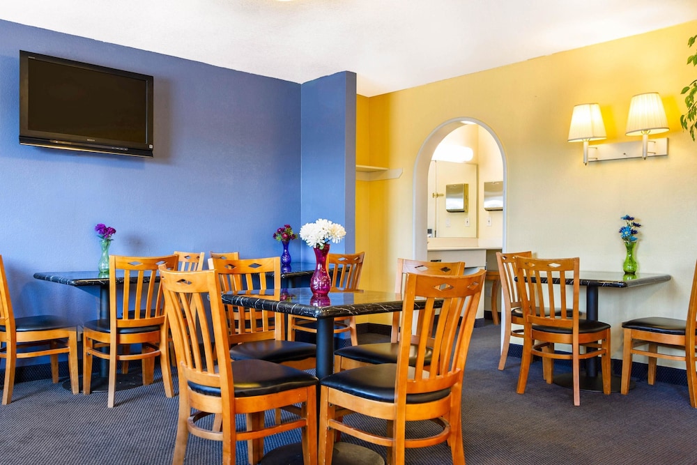 Rodeway Inn Auburn, CA 33/41