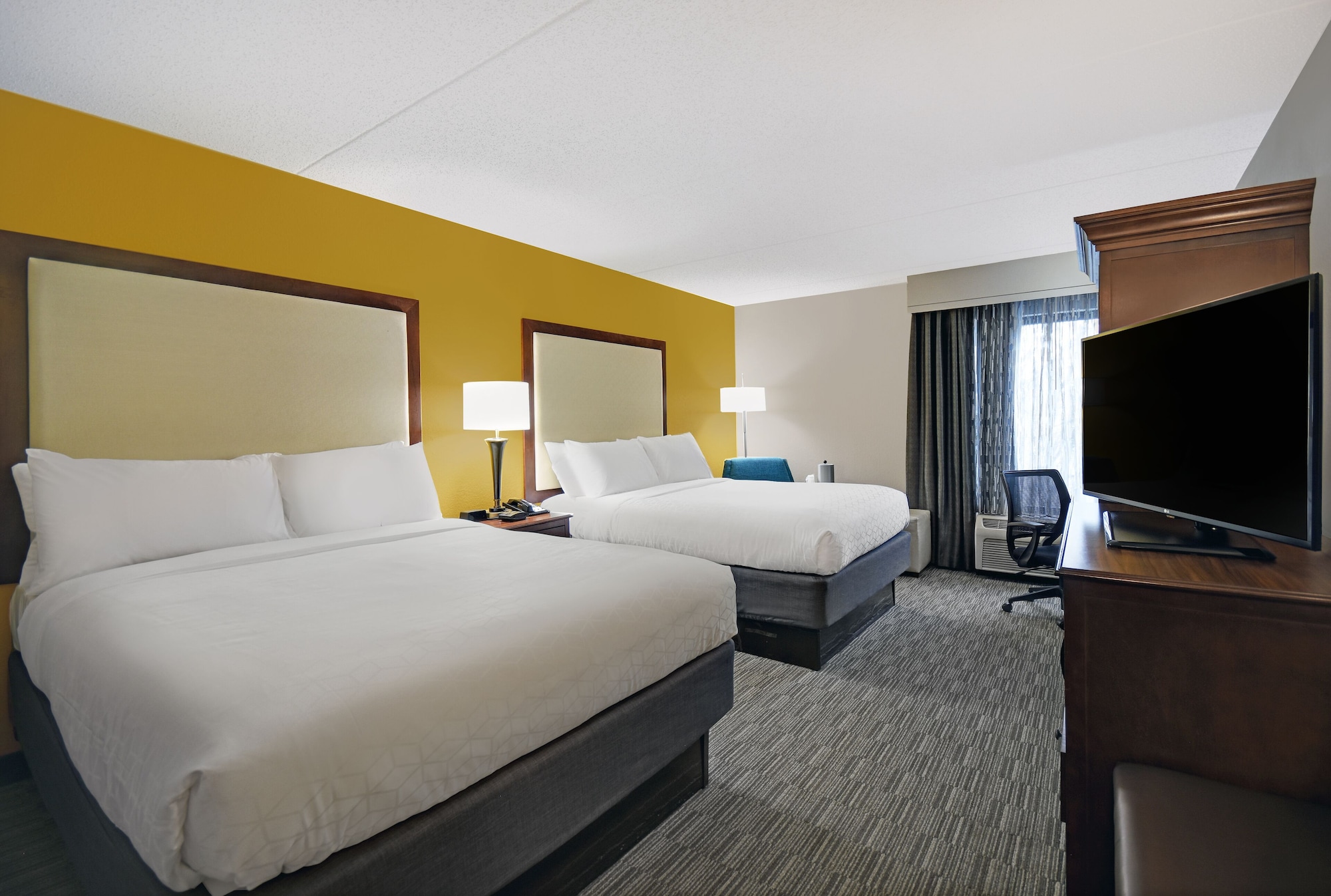 غرفة قياسية بسريرين كوين لذوي الإعاقة، Holiday Inn Express and Suites Cincinnati Riverfront, an IHG Hotel 5/8