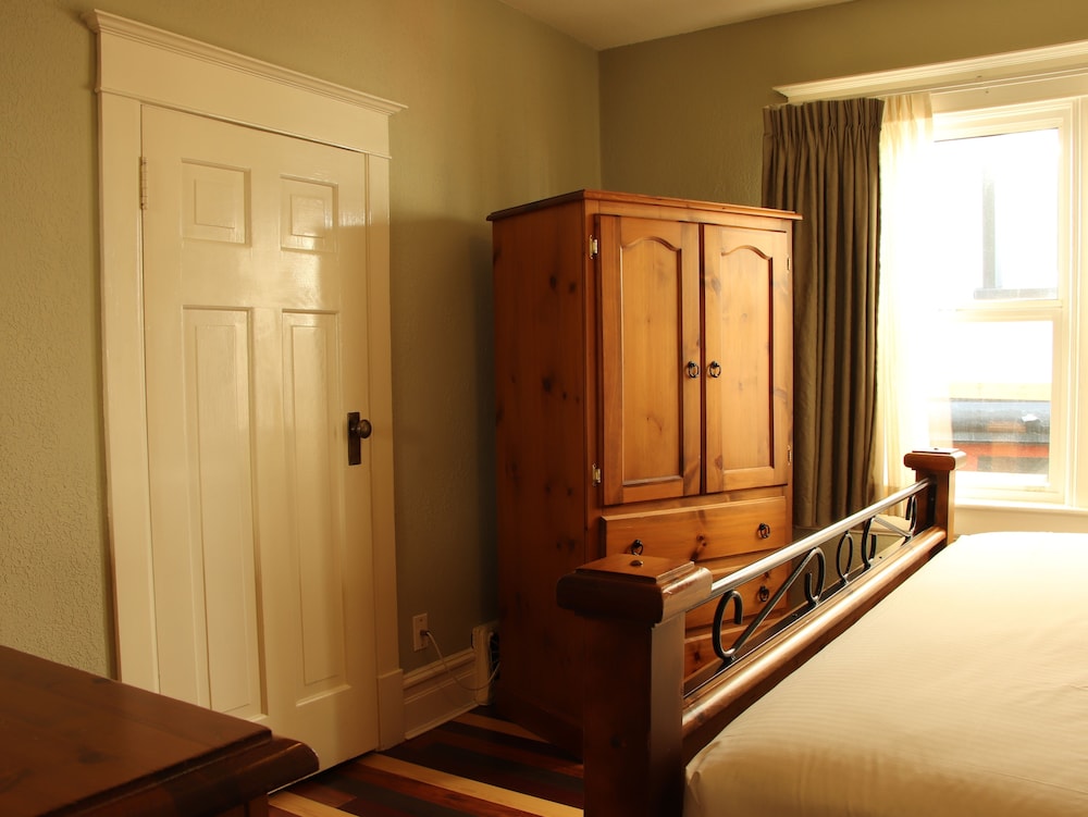 James Bay Inn Hotel Suites Cottage 43/74