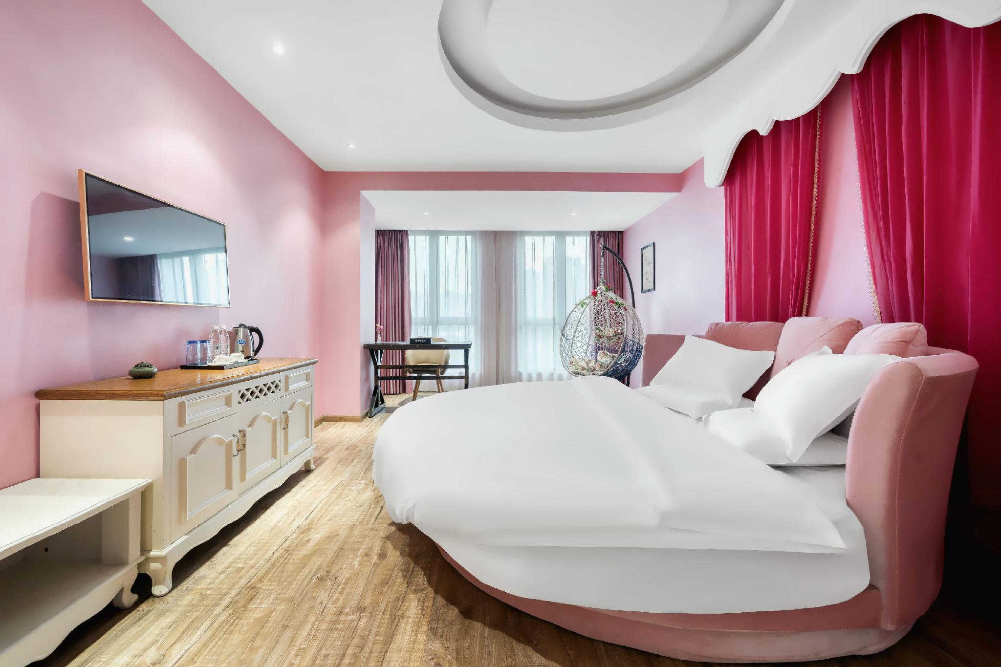 Theme, Double Bed